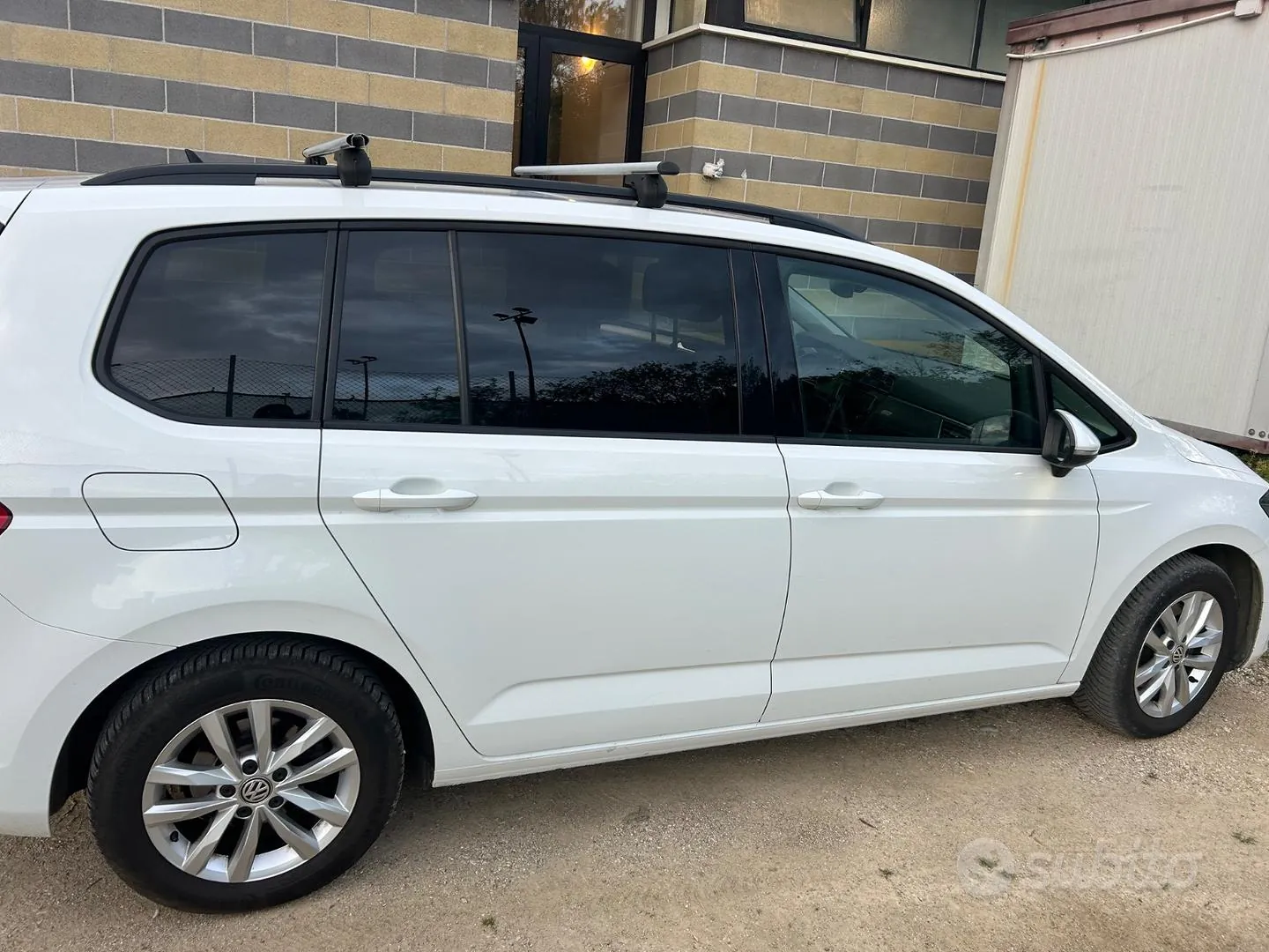 Volkswagen Touran 2017 photo 2