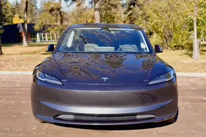 Tesla Model 3 2024 photo 3