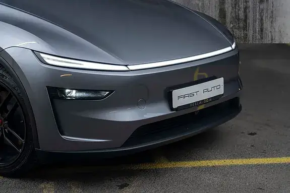 Tesla Model Y 2025 photo 2