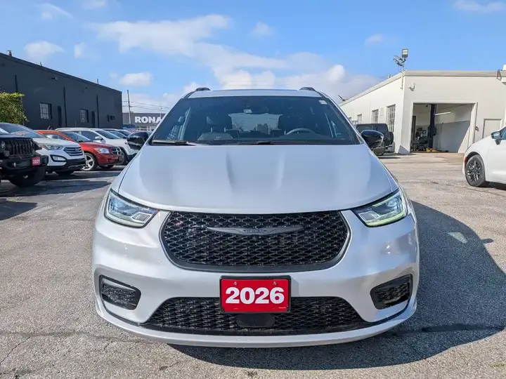 Chrysler Pacifica 2026 photo 2