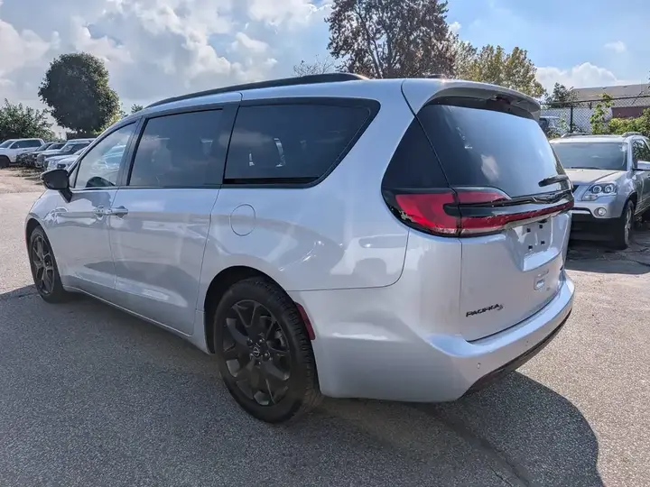 Chrysler Pacifica 2026 photo 5