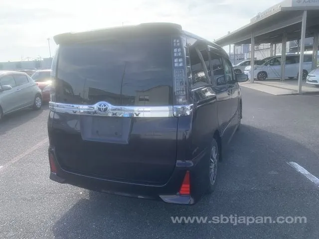Toyota Voxy 2014 photo 4