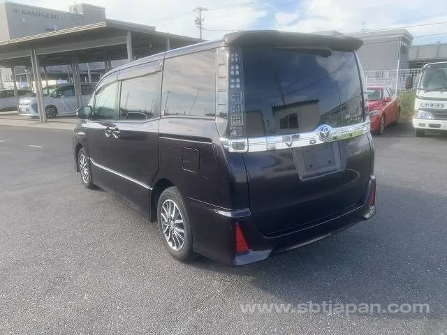 Toyota Voxy 2014 photo 3
