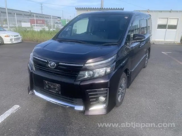 Toyota Voxy 2014 photo 2