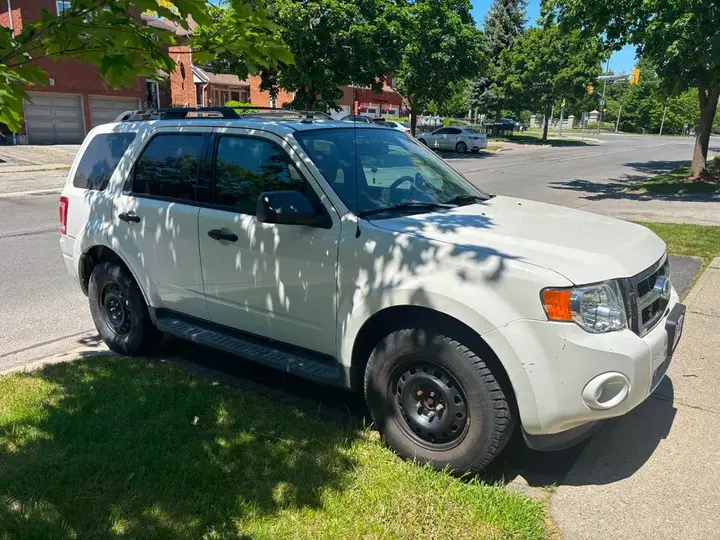 Ford Escape 2011 photo 2