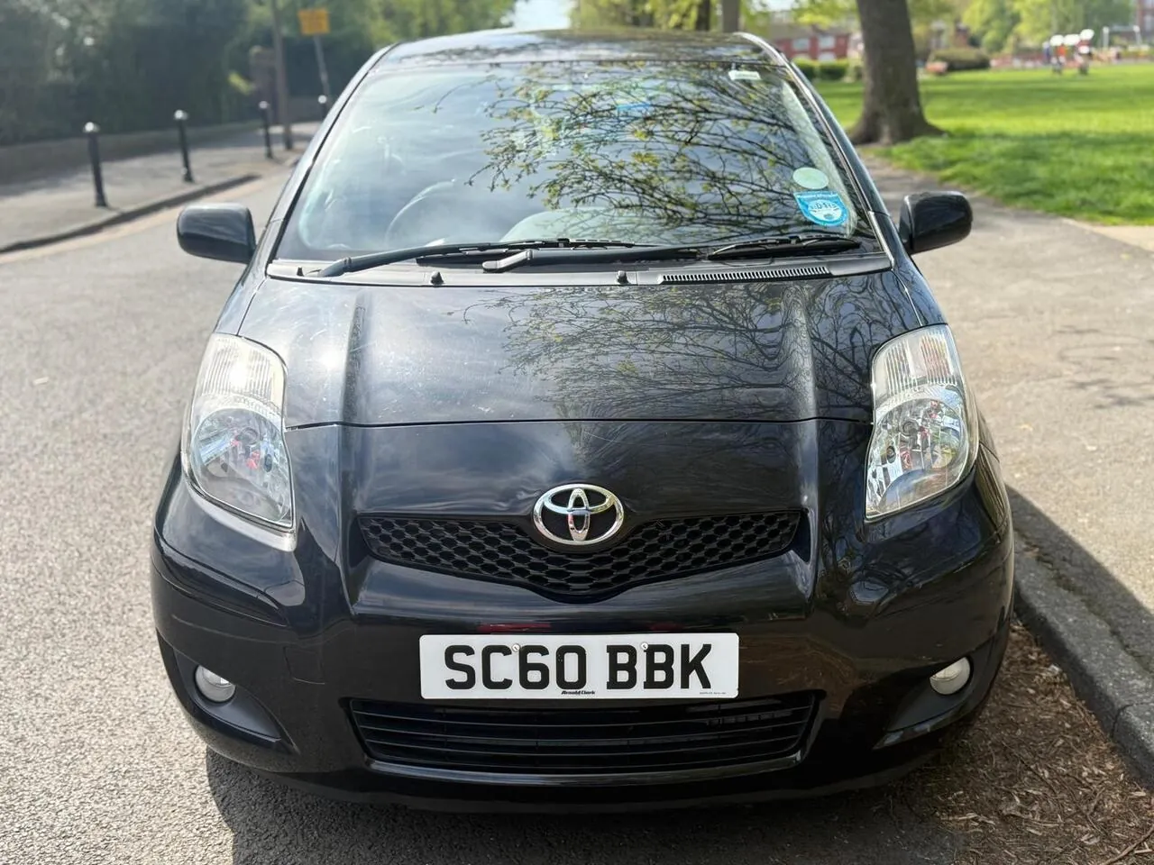 Toyota Yaris 2011 photo 2