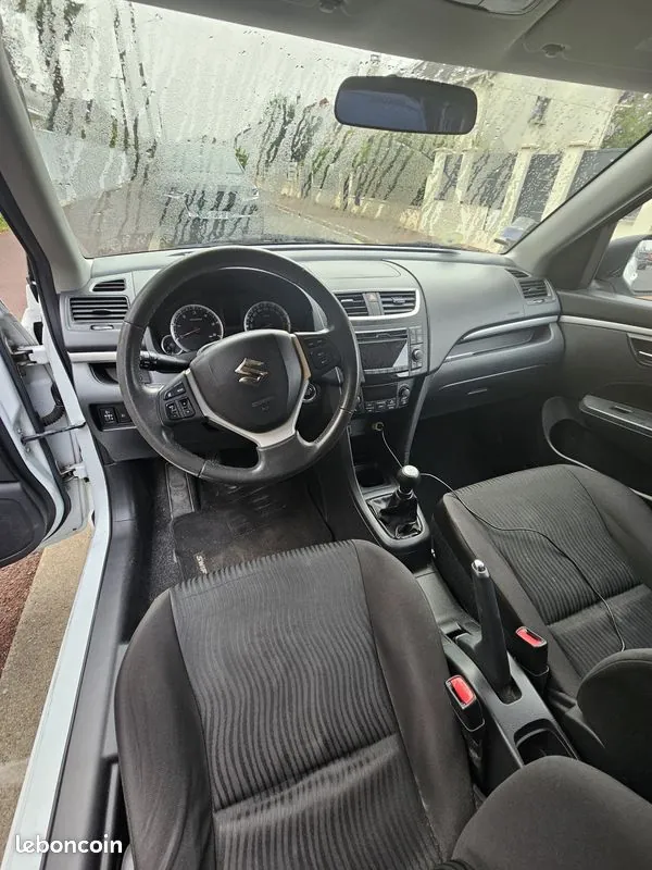 Suzuki Swift 2012 photo 3