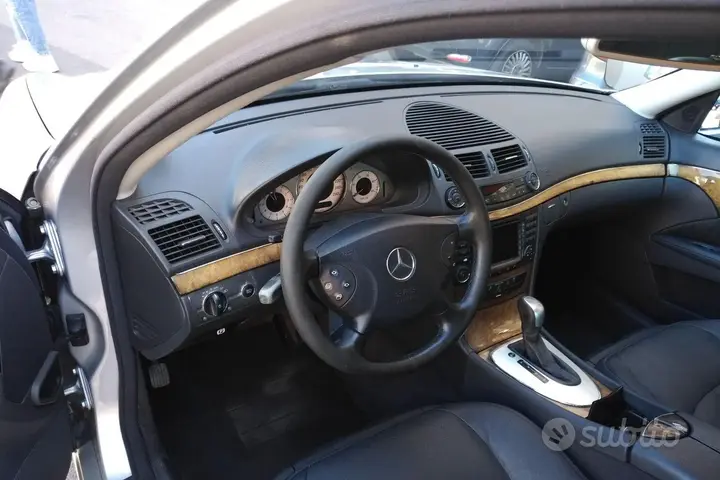 Mercedes-Benz E320 2004 photo 4