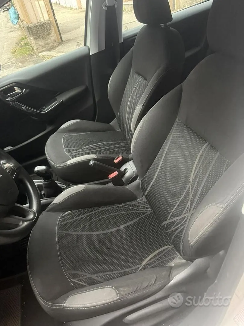 Peugeot 208 2013 photo 3