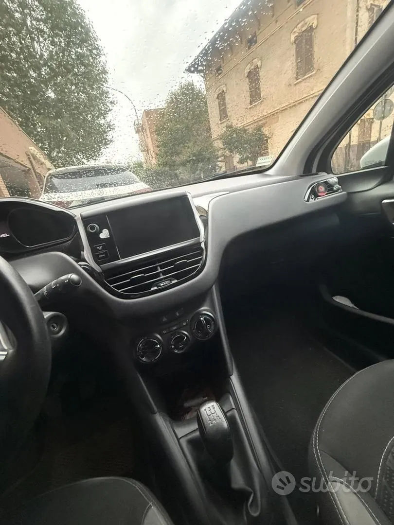 Peugeot 208 2013 photo 2