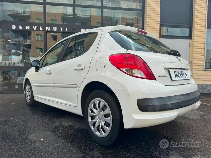Peugeot 207 2014 photo 3