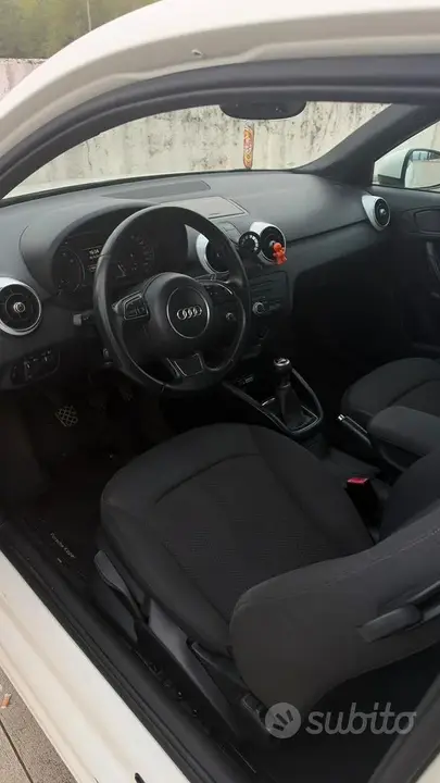 Audi A1 2010 photo 3