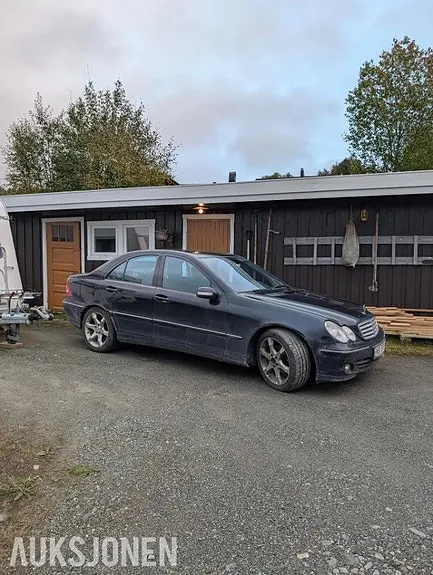 Mercedes-Benz C-Class 2006 photo 2
