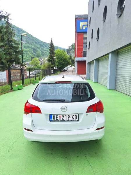 Opel Astra J 2011 photo 4
