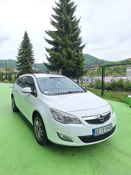 Opel Astra J 2011 photo 2