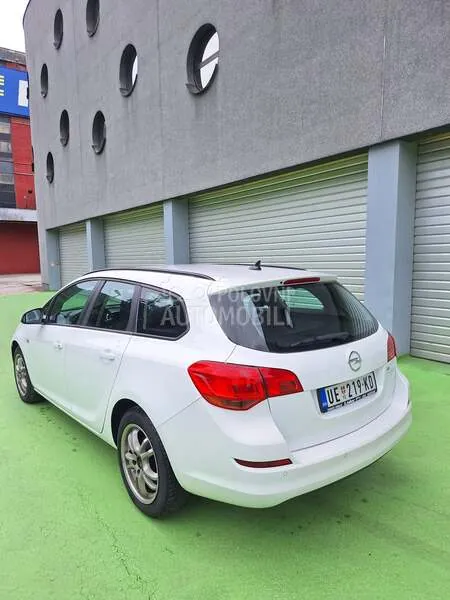 Opel Astra J 2011 photo 5