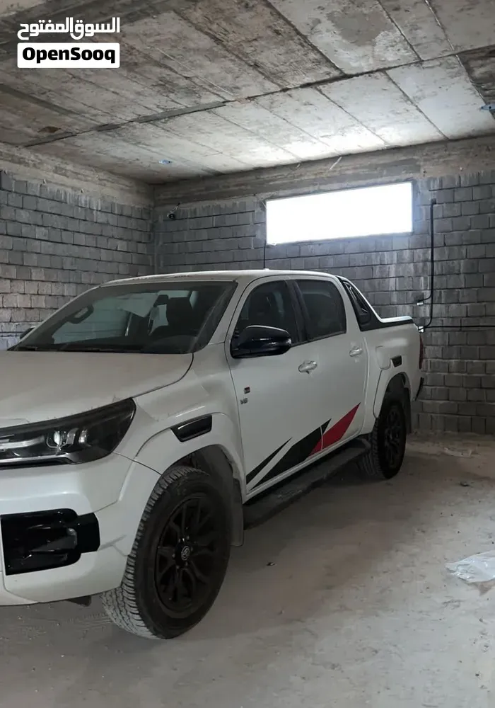 Toyota Hilux 2023 photo 2