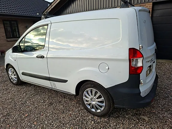 Ford Transit Courier 2015 photo 2