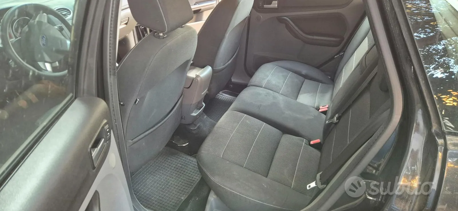 Ford Focus 2010 photo 2