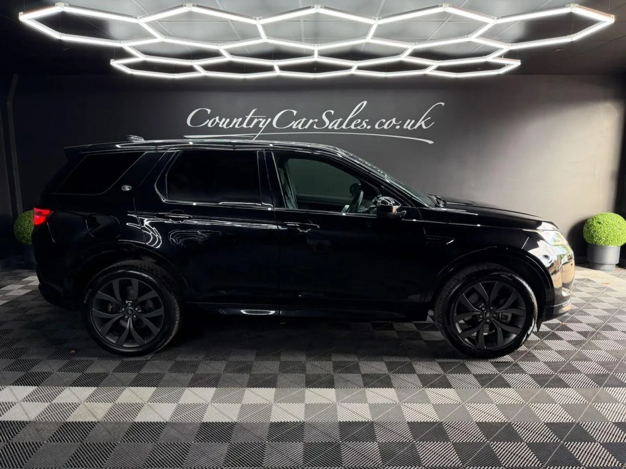 Land Rover Discovery Sport 2023 photo 2