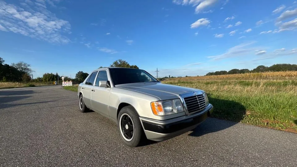 Mercedes-Benz 230E