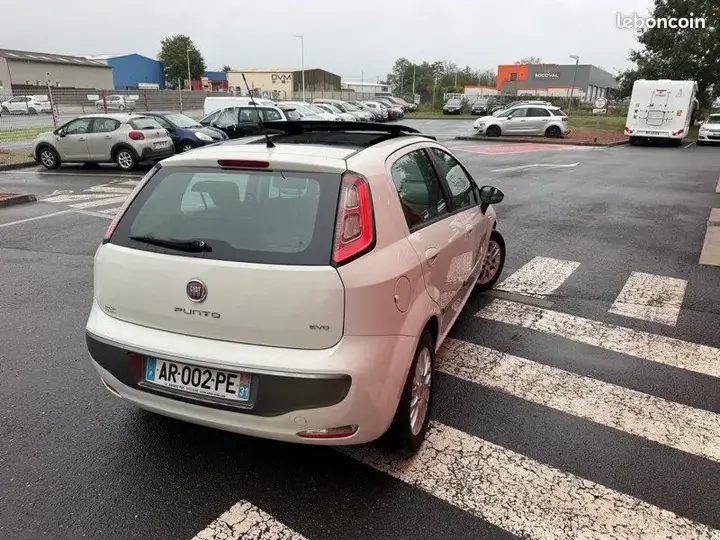 Fiat Grande Punto 2010 photo 2