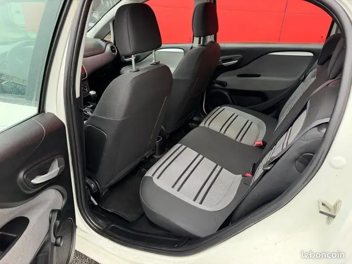 Fiat Grande Punto 2010 photo 4