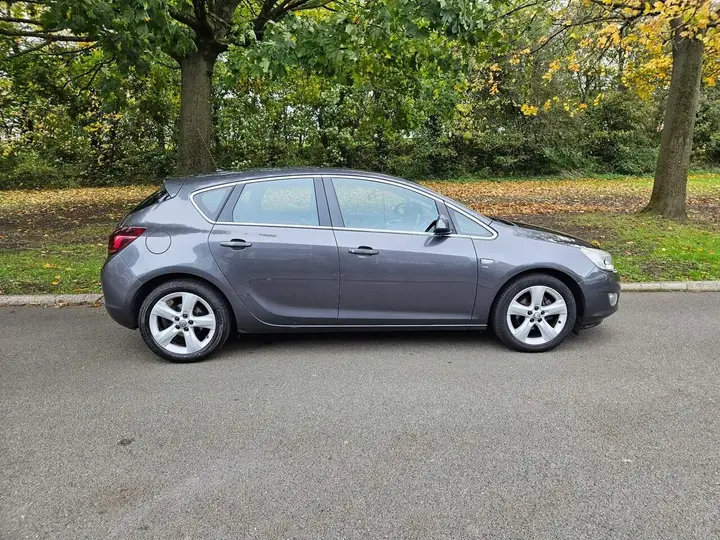 Vauxhall Astra 2010 photo 2