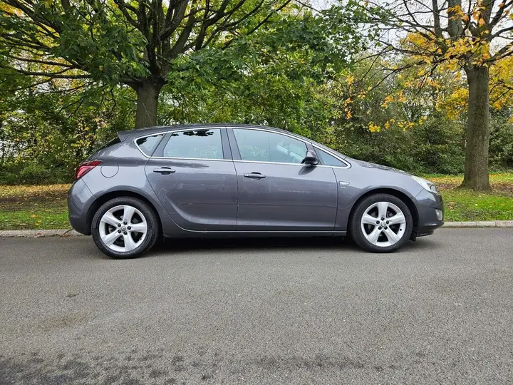 Vauxhall Astra 2010 photo 5