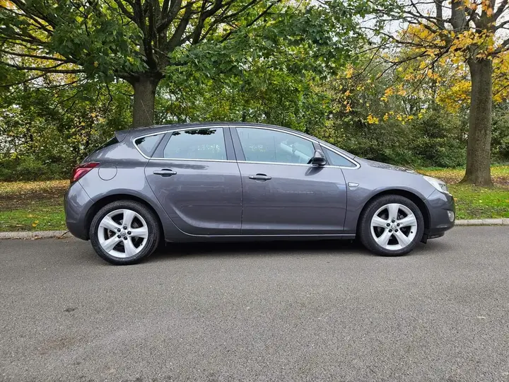 Vauxhall Astra 2010 photo 3