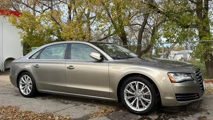 Audi A8 2011 photo 2