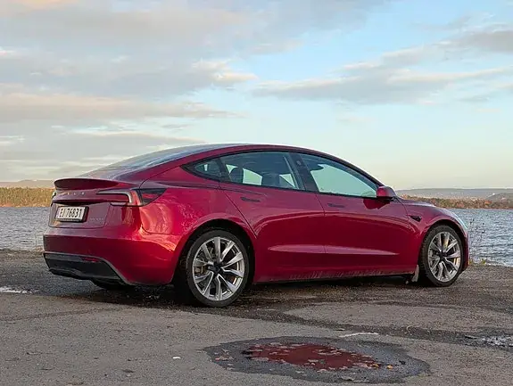 Tesla Model 3 2025 photo 3