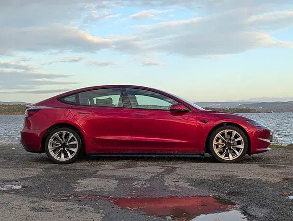Tesla Model 3 2025 photo 2