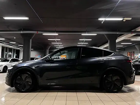 Tesla Model Y 2025 photo 2