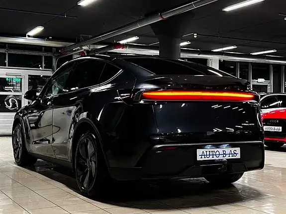 Tesla Model Y 2025 photo 3