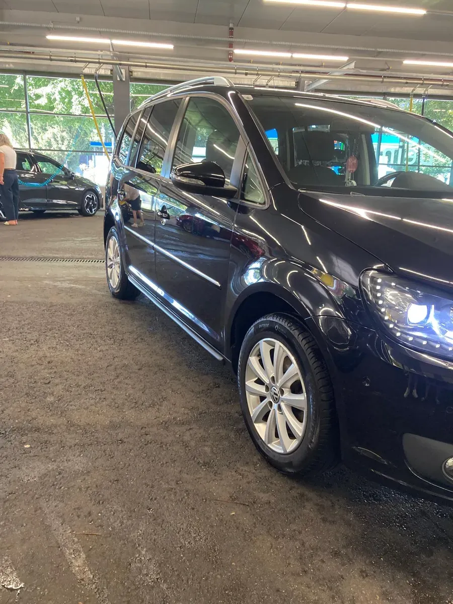 Volkswagen Touran 2012 photo 2