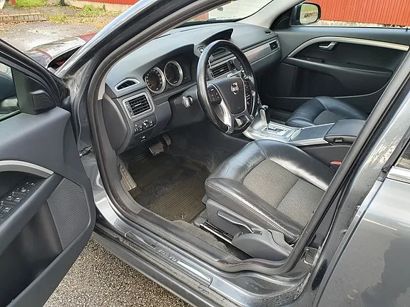 Volvo V70 2012 photo 4