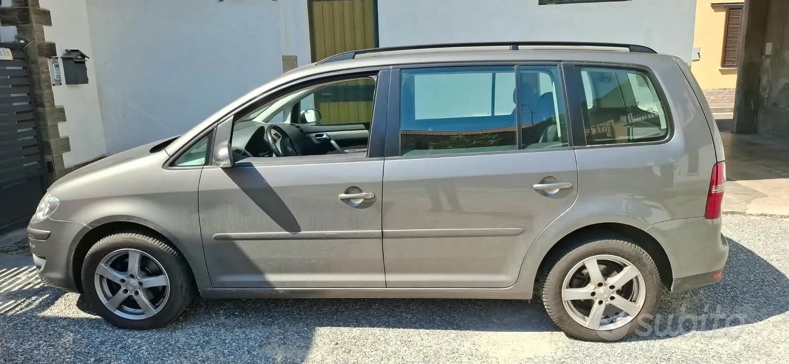 Volkswagen Touran 2007 photo 2