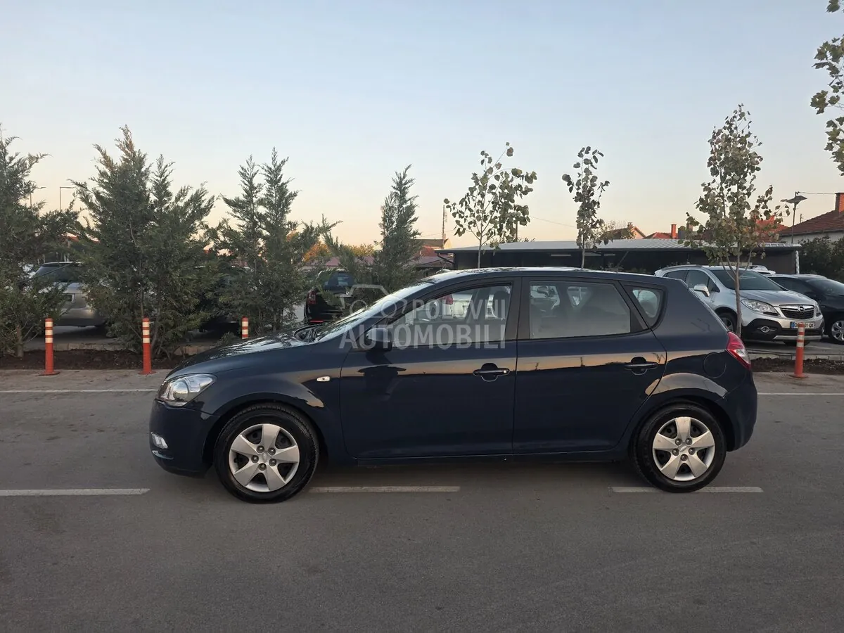 Kia Ceed 2011 photo 2