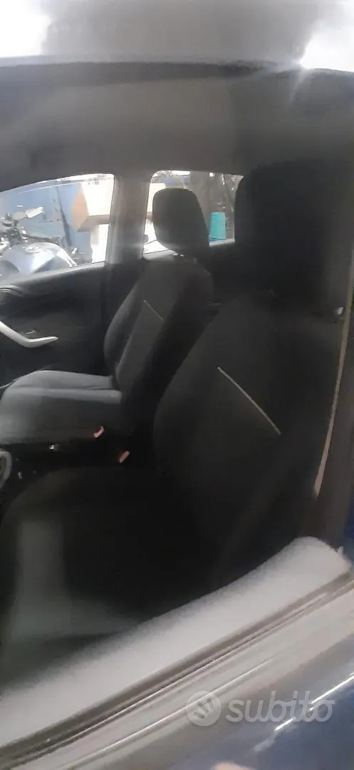 Ford Fiesta 2012 photo 2