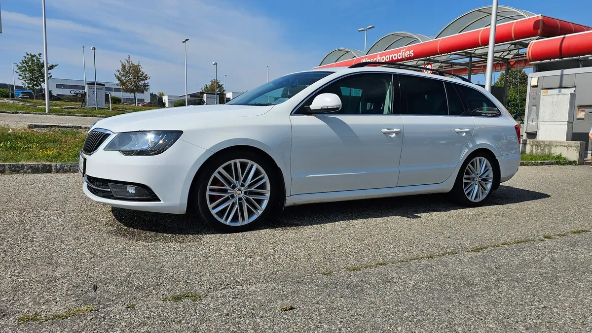 Skoda Superb 2015 photo 2
