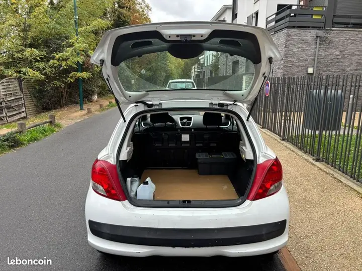 Peugeot 207 2011 photo 2