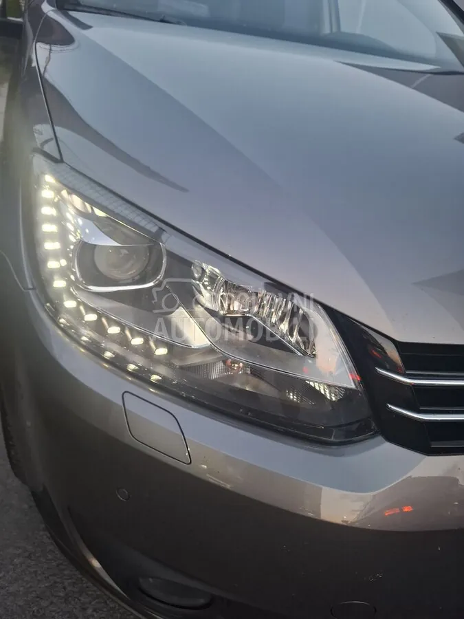 Volkswagen Touran 2011 photo 3