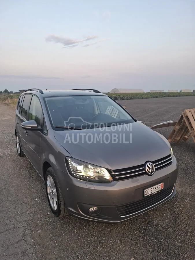 Volkswagen Touran 2011 photo 2