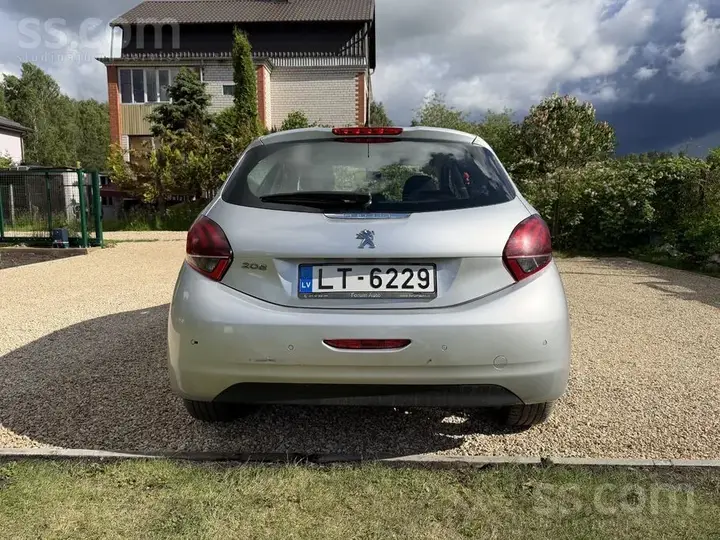 Peugeot 208 2018 photo 3