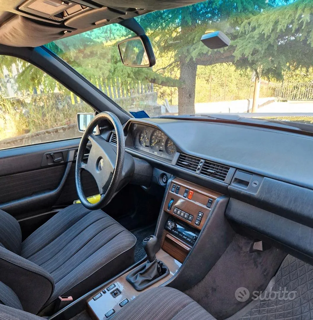 Mercedes-Benz W124 1988 photo 5