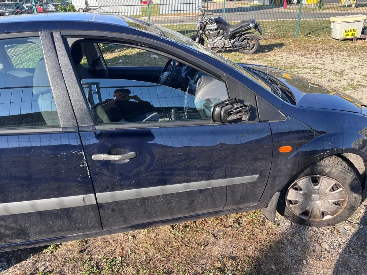 Ford Fiesta 2006 photo 2