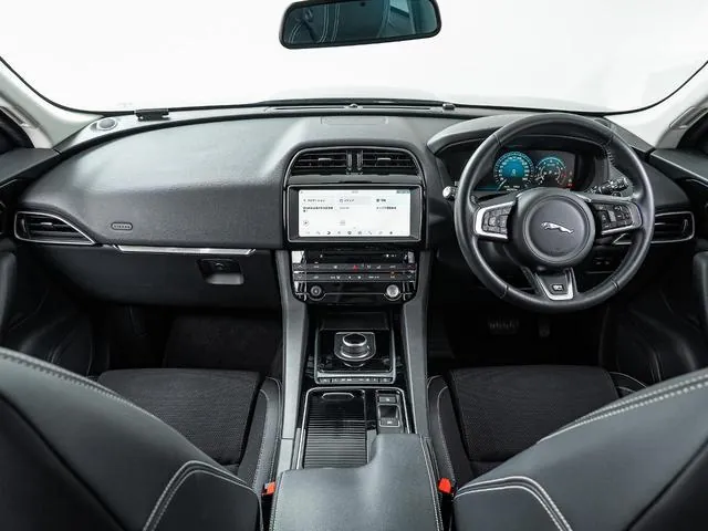 Jaguar F-Pace photo 2