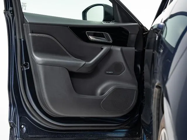 Jaguar F-Pace photo 4