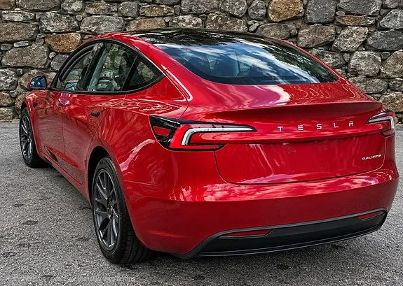 Tesla Model 3 2024 photo 2